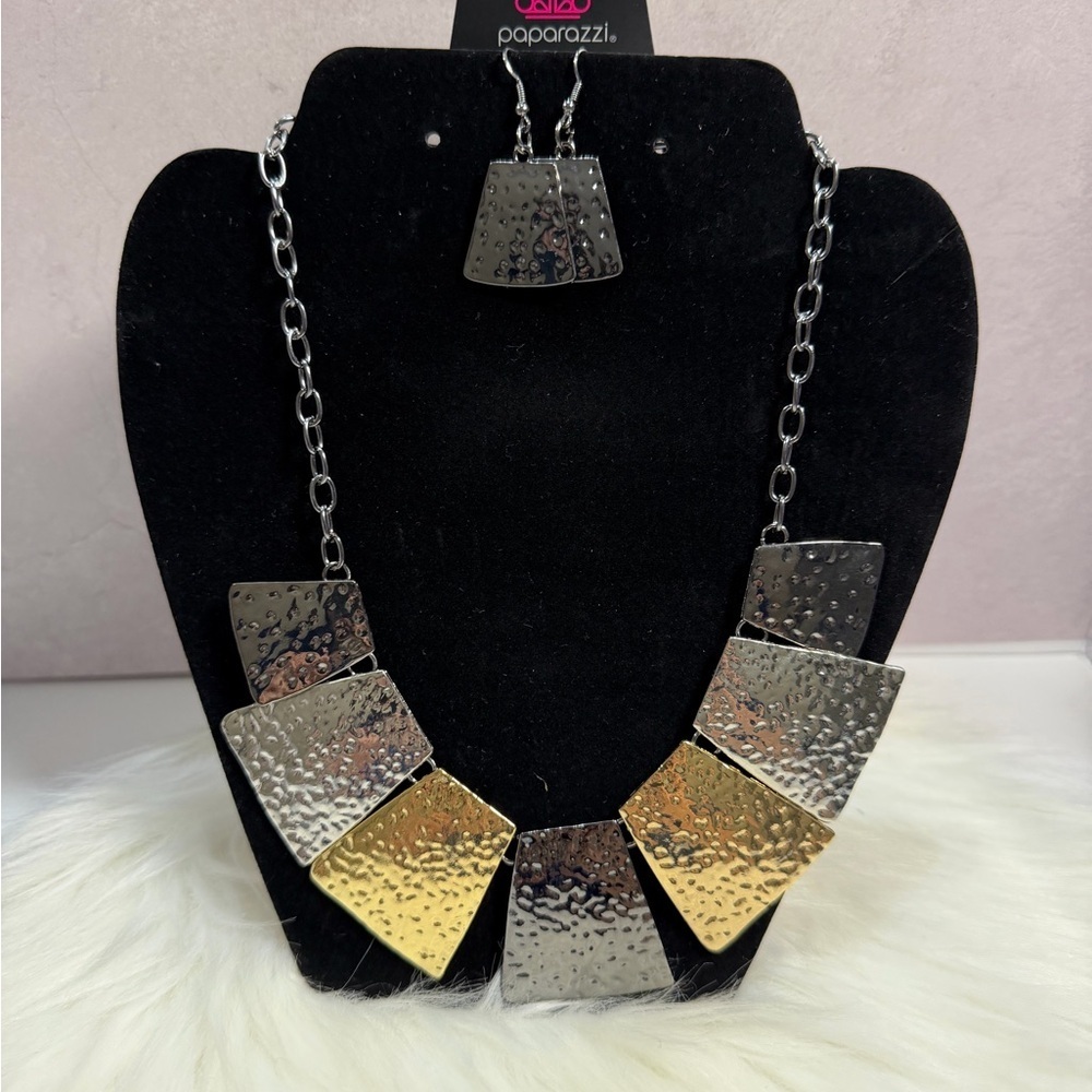 🩷5/$10 Paparazzi Silver and Gold Textured Necklace Set